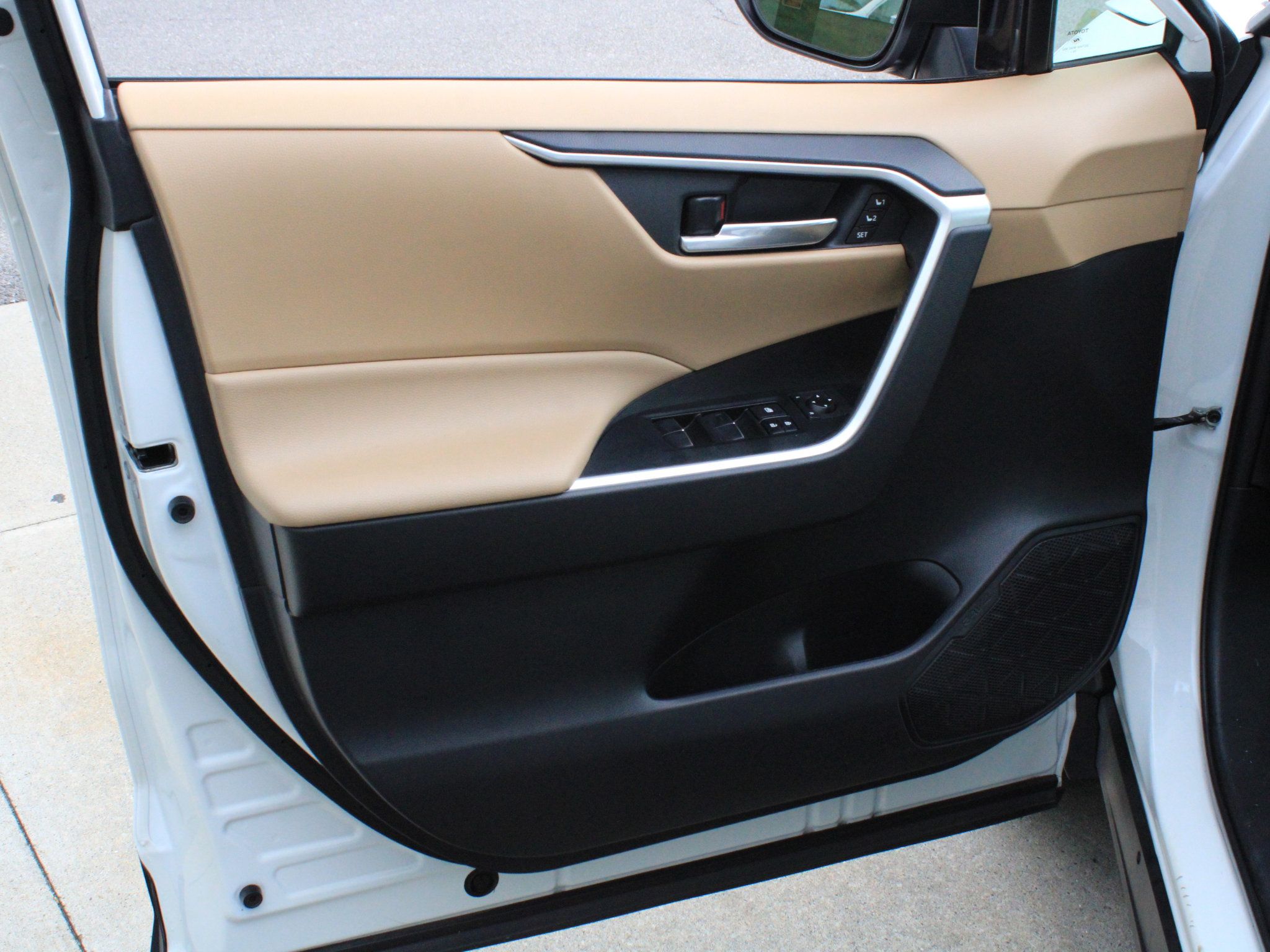 Used 2020 Toyota RAV4 XLE Premium AWD/4WD image 9