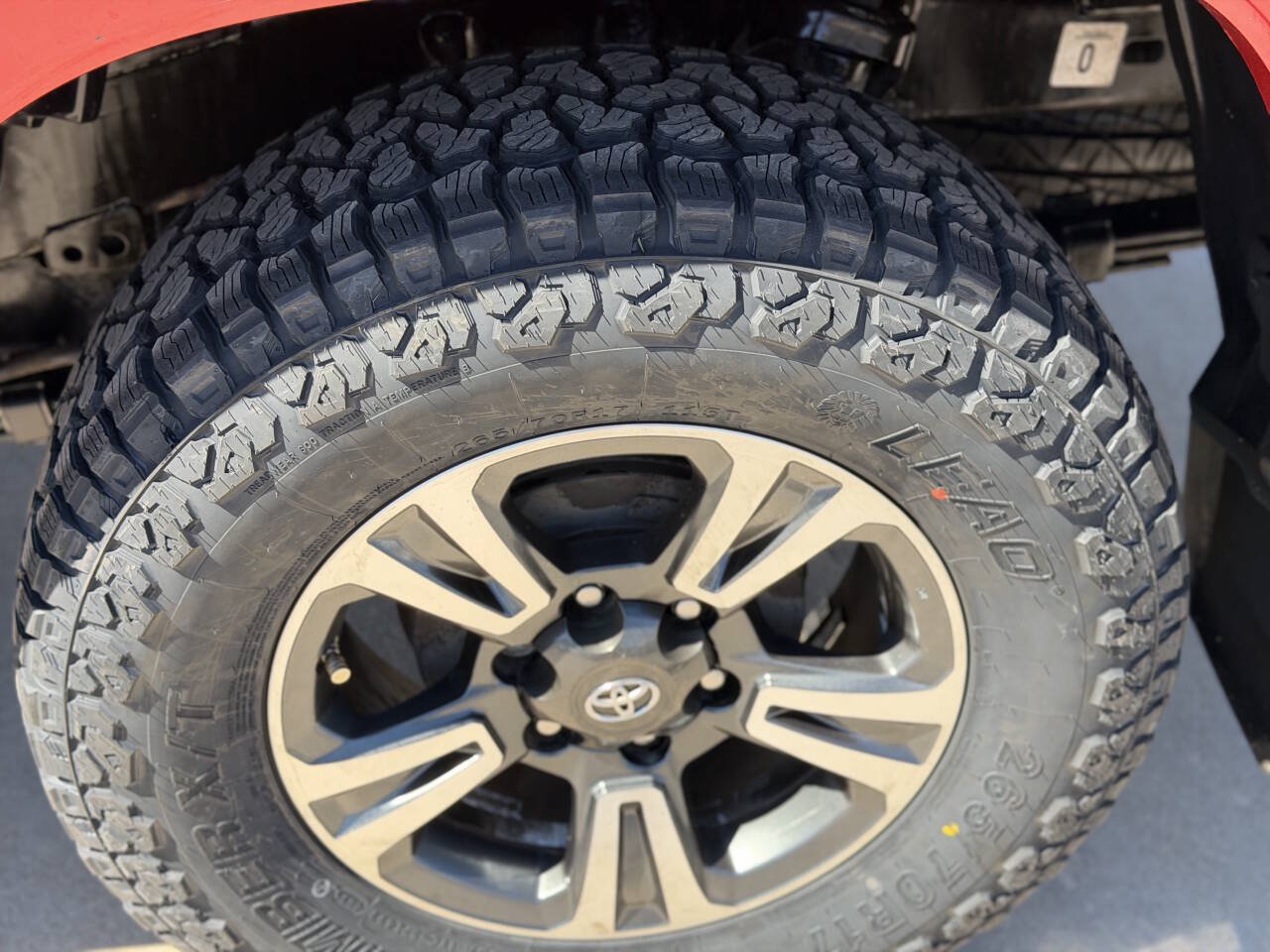 Used 2017 Toyota Tacoma TRD Sport w/ Premium & Technology Package RWD image 6