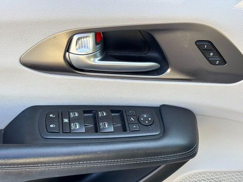 Used 2017 Chrysler Pacifica Limited w/ UConnect Theater Package FWD image 19