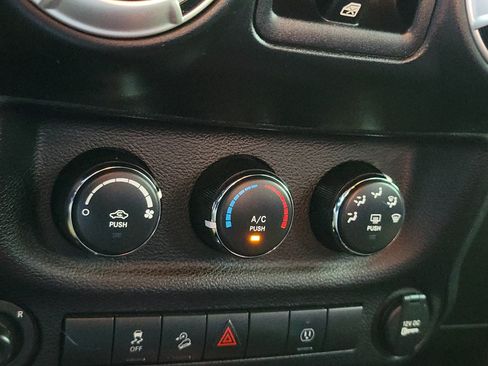 Used 2018 Jeep Wrangler Unlimited Sahara AWD/4WD image 18