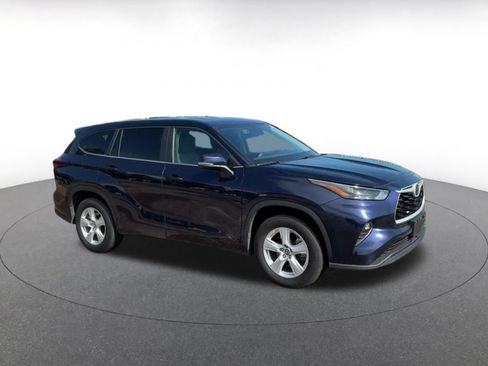Used 2025 Toyota Highlander LE FWD image 2