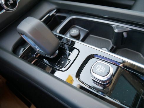 New 2025 Volvo XC60 B5 Core w/ Climate Package image 9