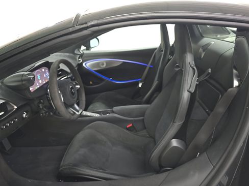 Used 2025 McLaren Artura Spider RWD image 5