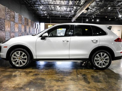 Used 2018 Porsche Cayenne S image 12