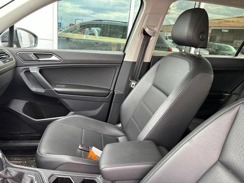 Used 2018 Volkswagen Tiguan SE w/ Panoramic Sunroof Package AWD/4WD image 3