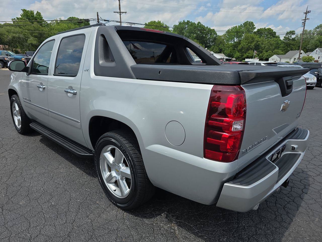 Used 2010 Chevrolet Avalanche LTZ AWD/4WD image 20
