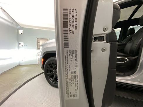 Used 2024 Jeep Wagoneer Series II AWD/4WD image 29