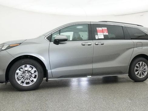 New 2026 Toyota Sienna XLE FWD image 4