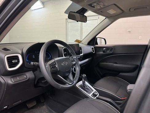 Used 2025 Hyundai Venue Limited FWD image 12