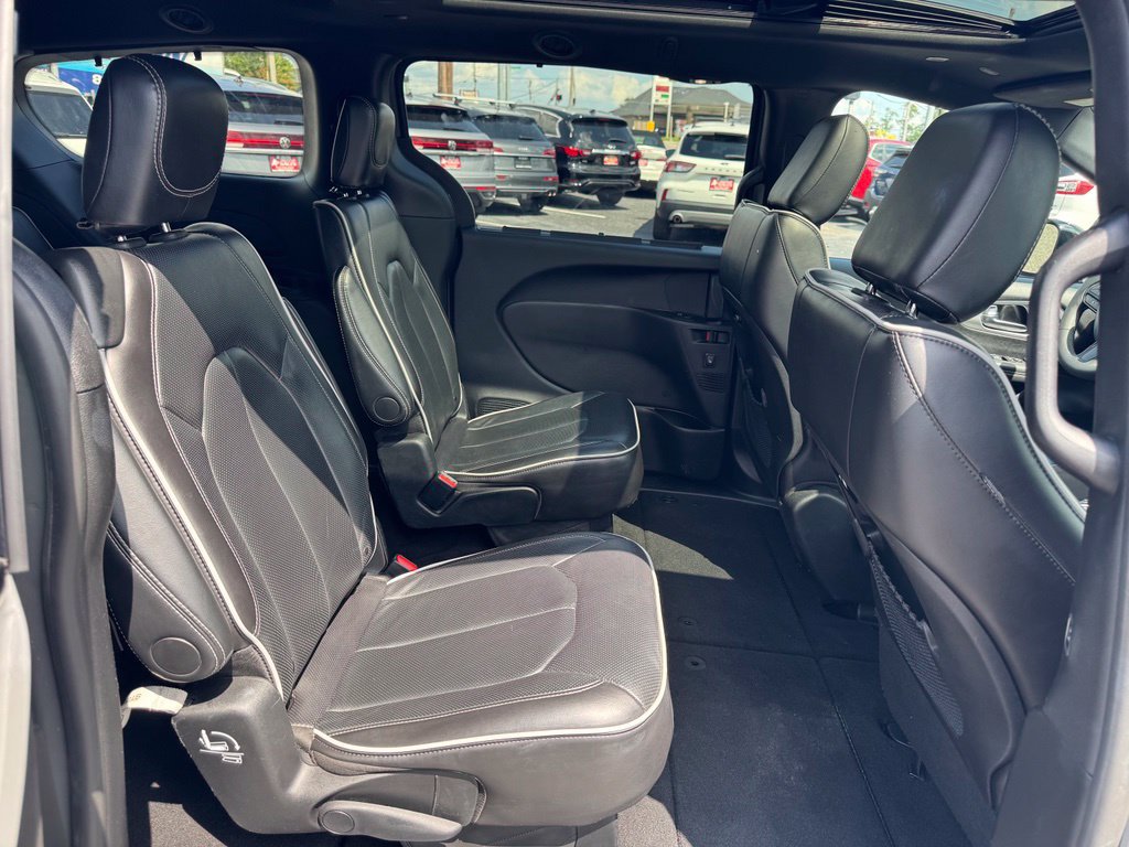Used 2025 Chrysler Pacifica Limited FWD image 28