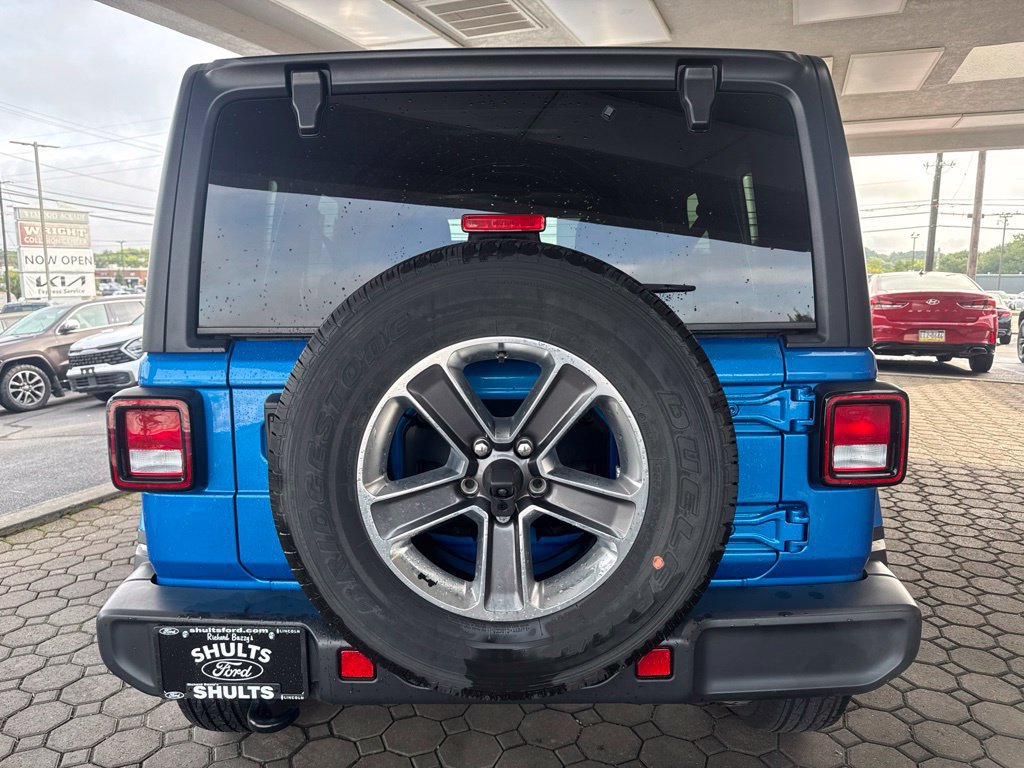 Used 2022 Jeep Wrangler Unlimited Sahara AWD/4WD image 7