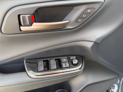 Certified 2025 Toyota Crown Signia image 9