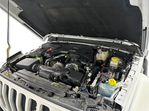 Used 2019 Jeep Wrangler Unlimited Sahara image 12