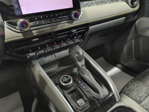 Used 2024 Chevrolet Colorado ZR2 image 17