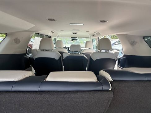 New 2025 Kia Carnival EX image 11