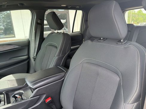 Used 2025 Jeep Grand Cherokee Laredo X image 3