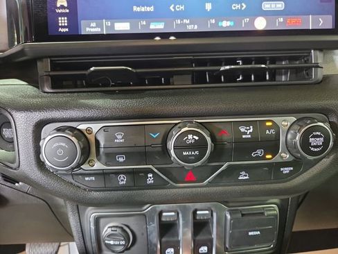 Used 2025 Jeep Wrangler Sport AWD/4WD image 12
