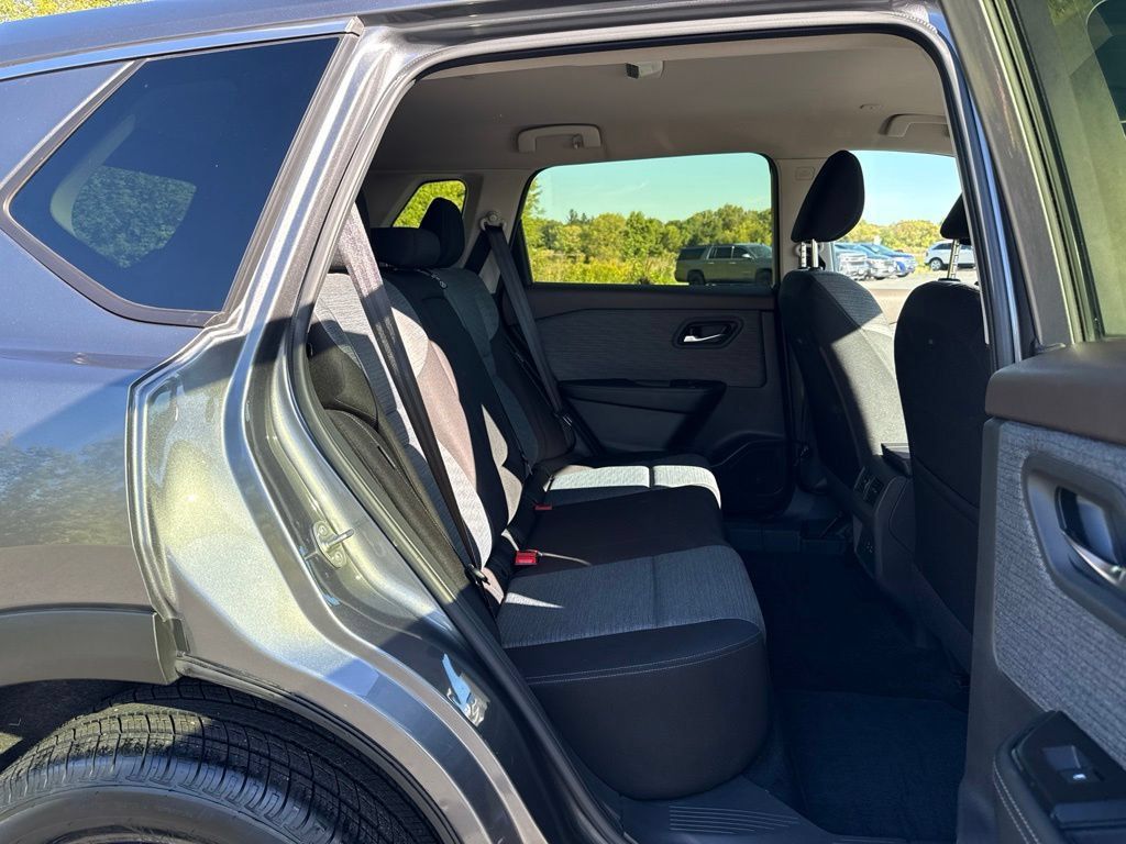 Used 2023 Nissan Rogue SV AWD/4WD image 12