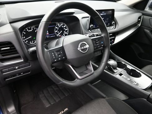 Used 2025 Nissan Rogue SV image 17