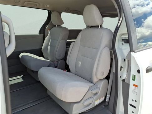 Used 2020 Toyota Sienna L FWD image 22