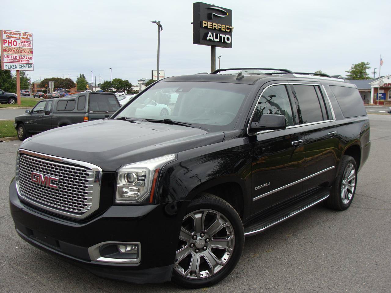 Used 2015 GMC Yukon XL Denali w/ Touring Package AWD/4WD image 3