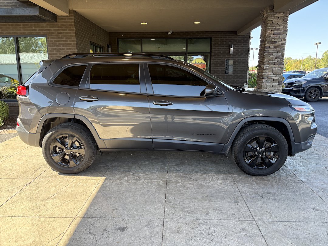 Used 2016 Jeep Cherokee Latitude w/ Cold Weather Group AWD/4WD image 5