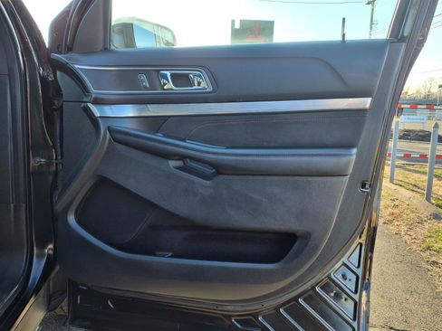 Used 2018 Ford Explorer XLT w/ Equipment Group 202A image 12