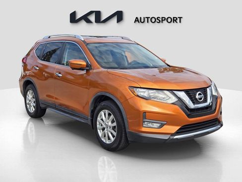 Used 2017 Nissan Rogue SV image 3
