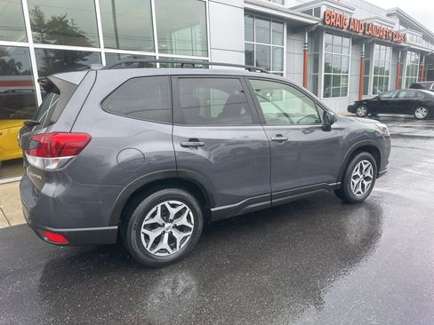 Used 2022 Subaru Forester Premium AWD/4WD image 3