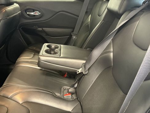 Used 2021 Jeep Cherokee Latitude Plus FWD image 23