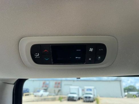 Used 2024 Chrysler Pacifica Touring-L FWD image 11