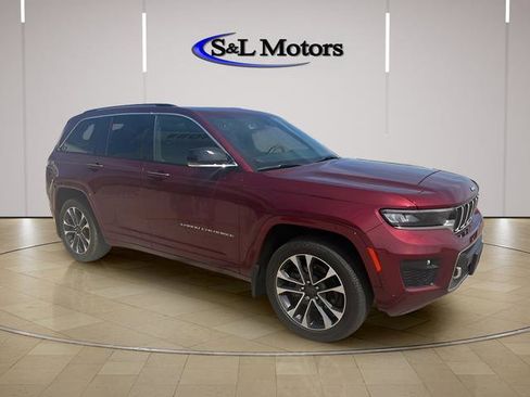 Used 2022 Jeep Grand Cherokee Overland w/ Luxury Tech Group IV AWD/4WD image 9
