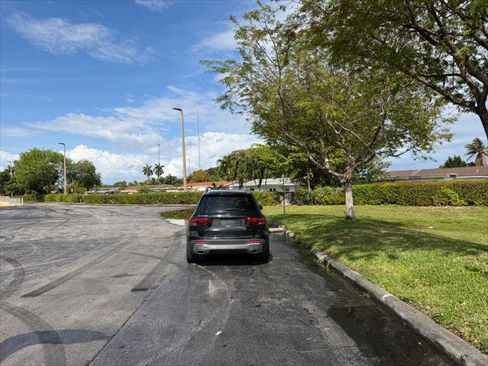 Used 2021 Mercedes-Benz GLB 250 w/ Premium Package image 6