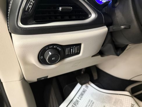 Used 2022 Chrysler Pacifica Touring-L image 32