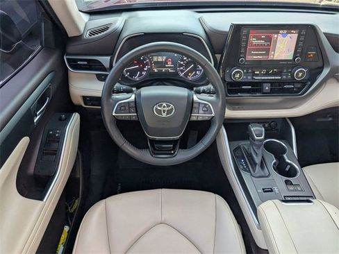 Used 2020 Toyota Highlander XLE image 19