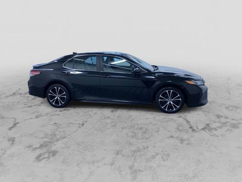 Used 2019 Toyota Camry SE image 2
