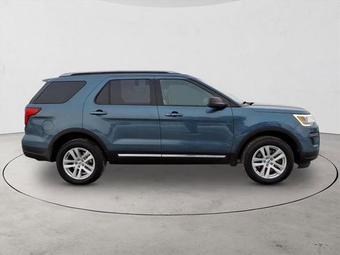 Used 2018 Ford Explorer XLT image 4