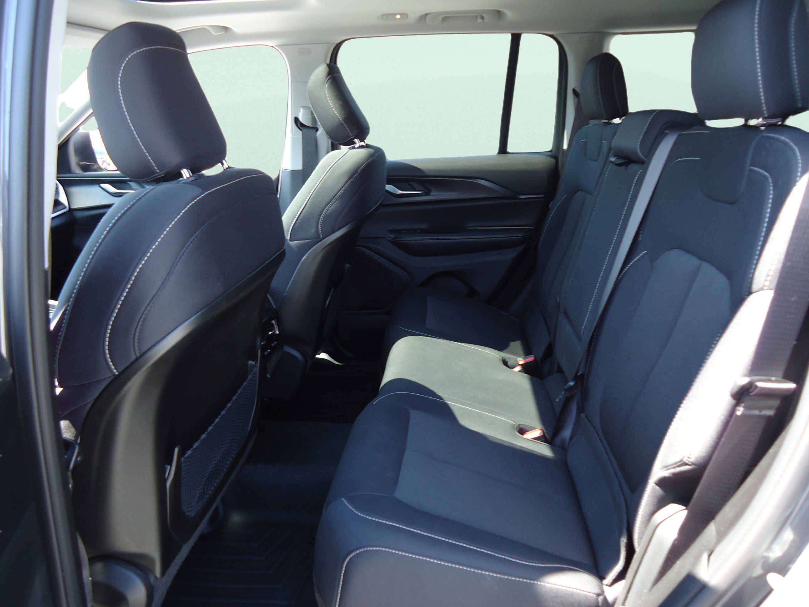 Used 2023 Jeep Grand Cherokee Laredo X AWD/4WD image 27