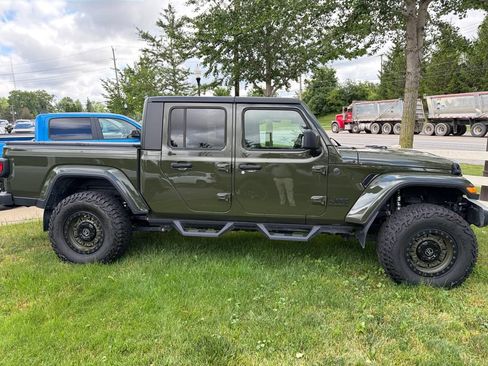Used 2024 Jeep Gladiator Sport AWD/4WD image 2