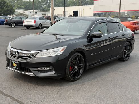 Used 2017 Honda Accord Touring image 4