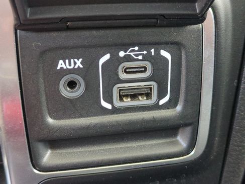 Used 2025 Jeep Wrangler Unlimited Sahara AWD/4WD image 23