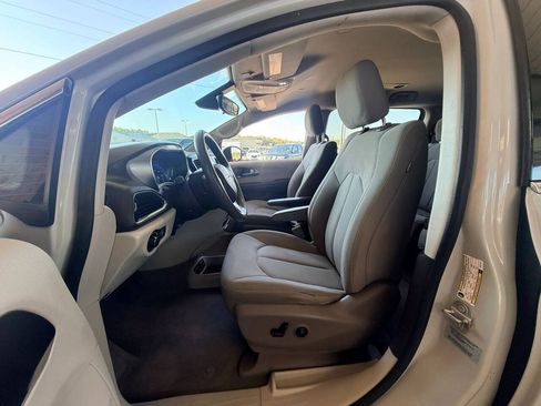 Used 2017 Chrysler Pacifica Touring FWD image 19