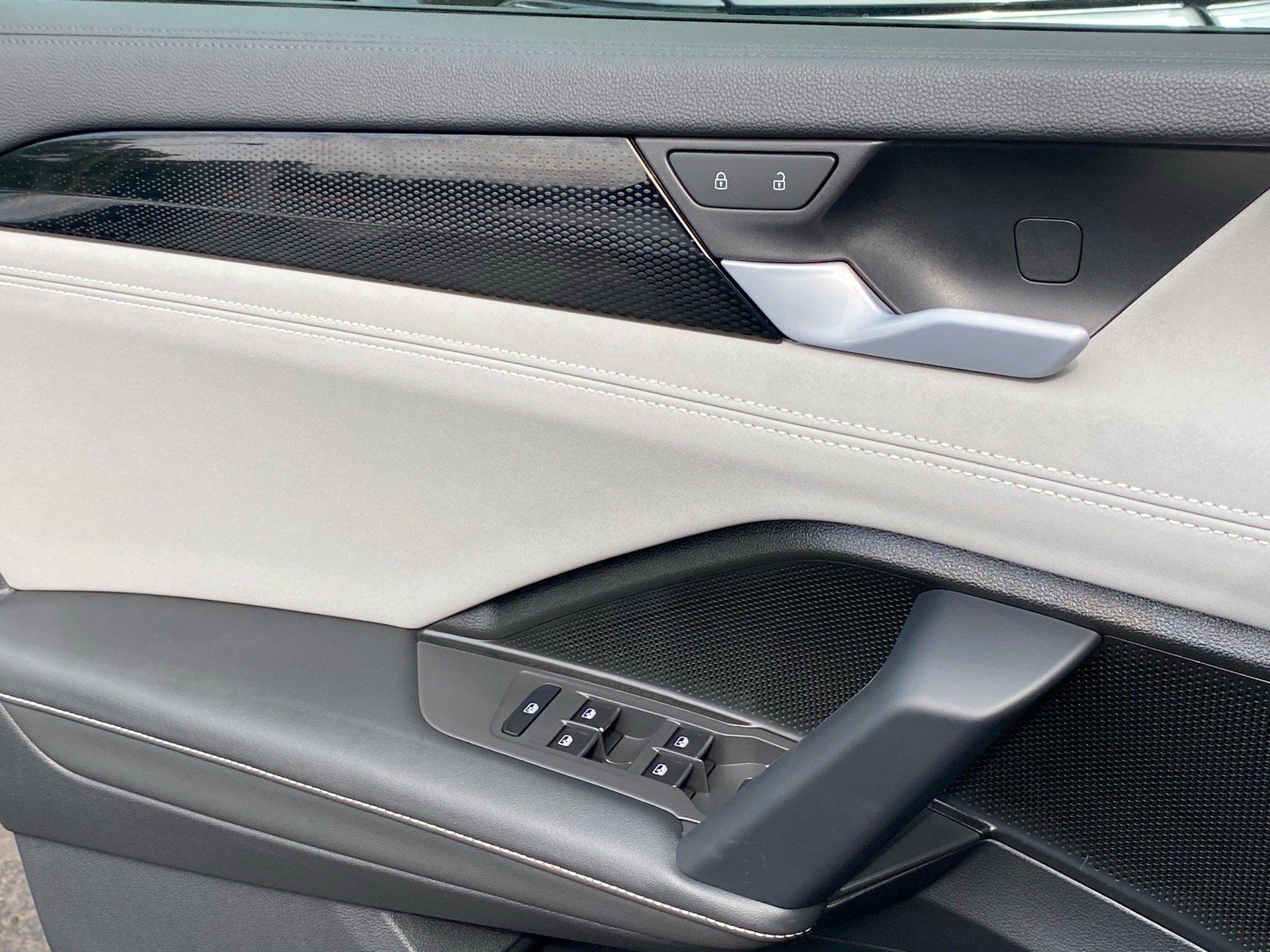 Certified 2025 Volkswagen Tiguan SE AWD/4WD image 18
