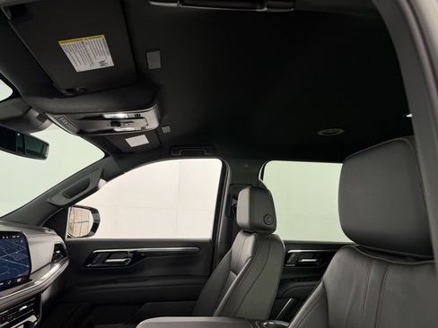 Used 2025 Chevrolet Suburban RST image 24