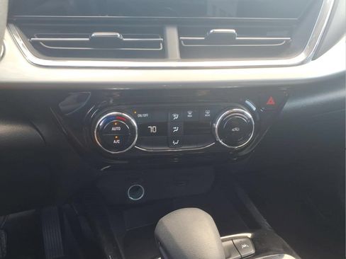 Used 2025 Chevrolet Trax LT FWD image 16