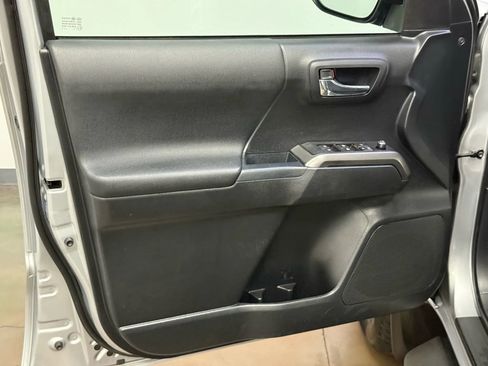 Used 2018 Toyota Tacoma TRD Sport image 15