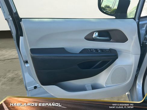 Used 2022 Chrysler Voyager LX image 12