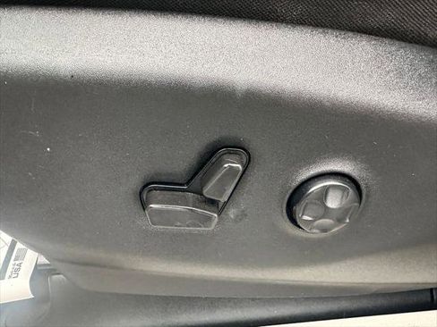 Certified 2022 Chrysler Voyager LX image 22