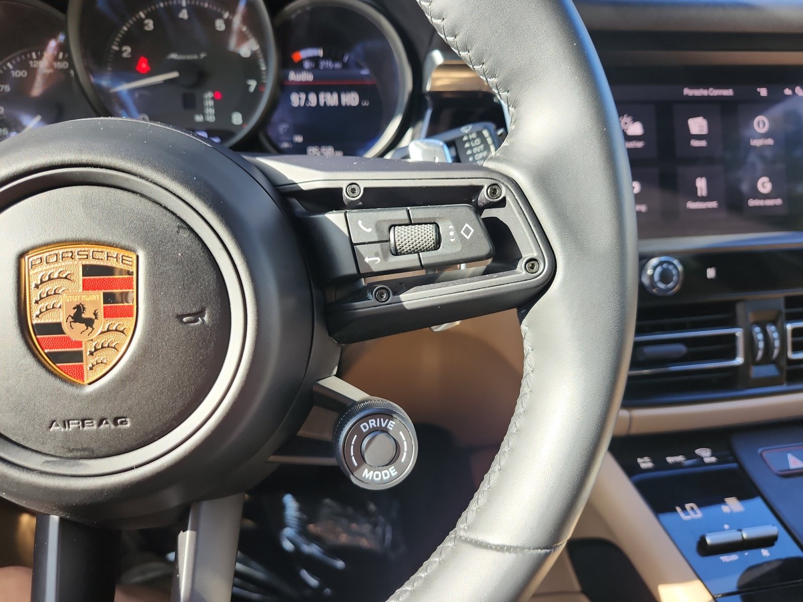 Used 2024 Porsche Macan AWD/4WD image 27