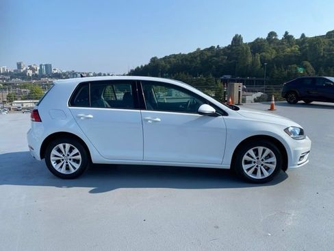 Used 2021 Volkswagen Golf 4-Door FWD image 2